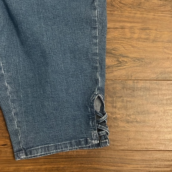 NWT Croft & Barrow Skimmer Mid Rise PM Cotton jean shorts - Picture 2 of 8